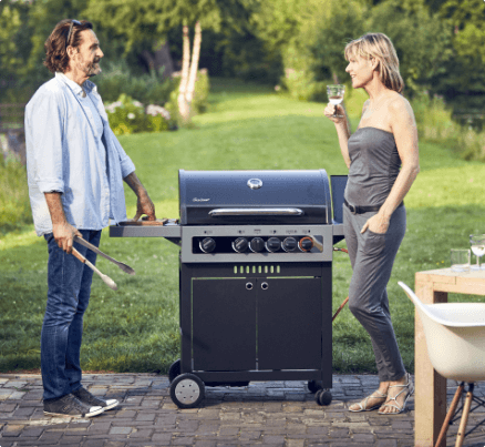 deux personnes discutent autour d'un barbecue noir