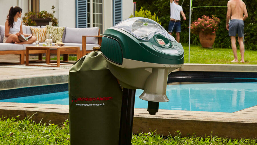Mosquito Magnet Executive dans jardin avec piscine