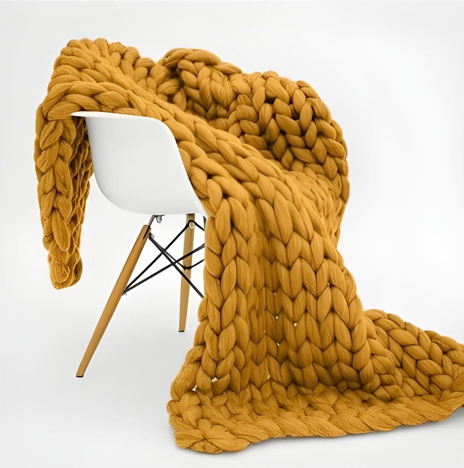 Plaid tricoté jaune sur chaise
