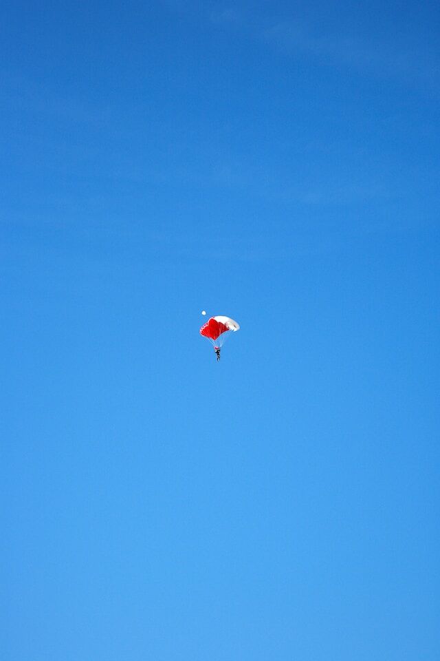 Parachute au milieu du ciel bleu