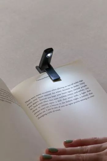Lampe à pince fixée sur un livre