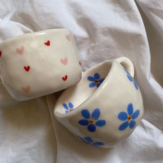 Mug céramique à fleurs bleues et coeurs