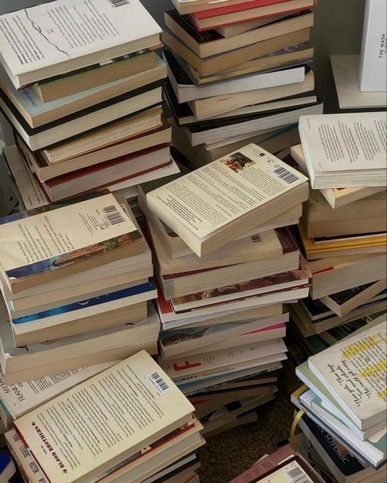 Pile de livres posées sur le sol